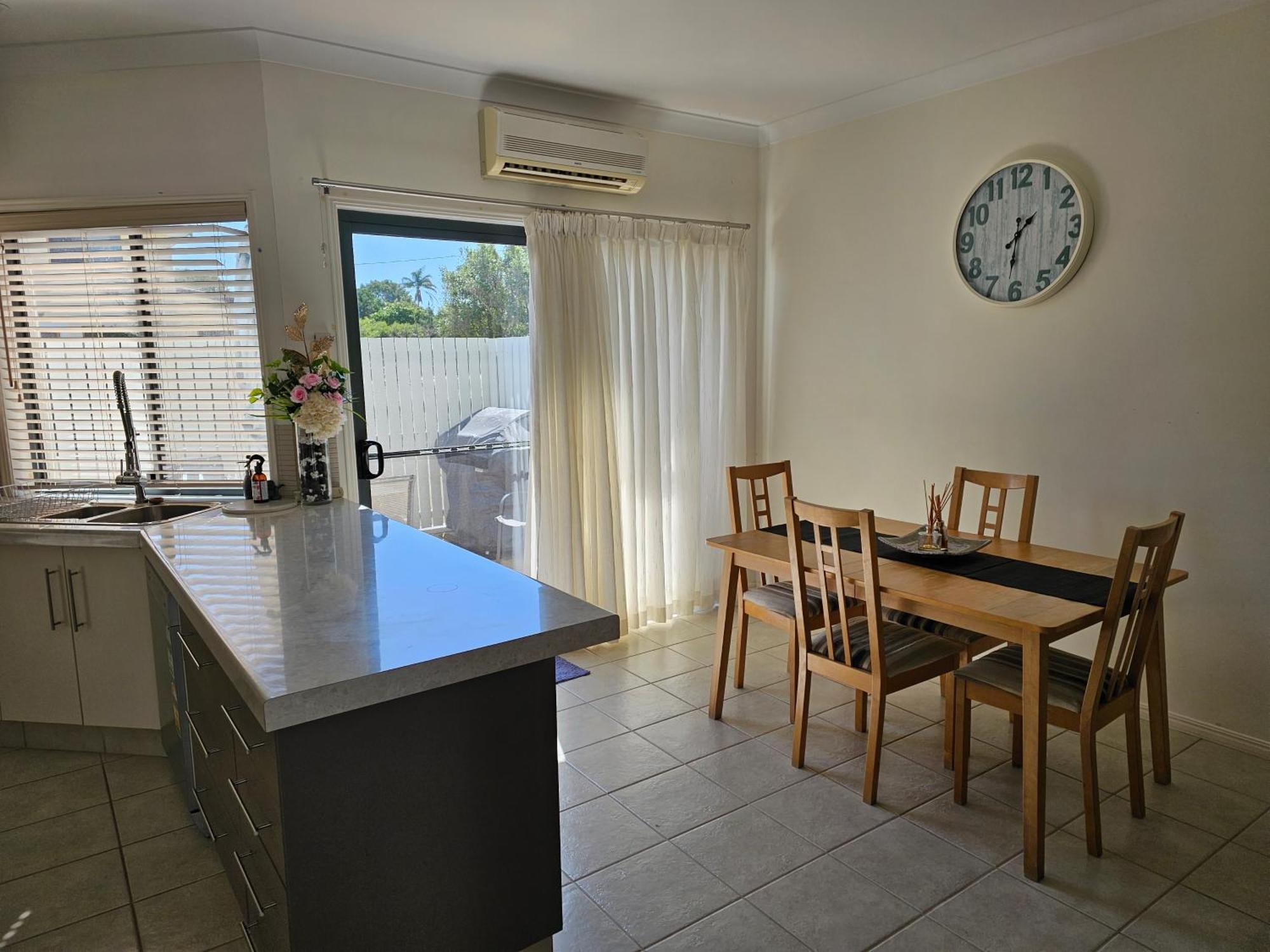 Koola Beach Apartments Bargara Esterno foto
